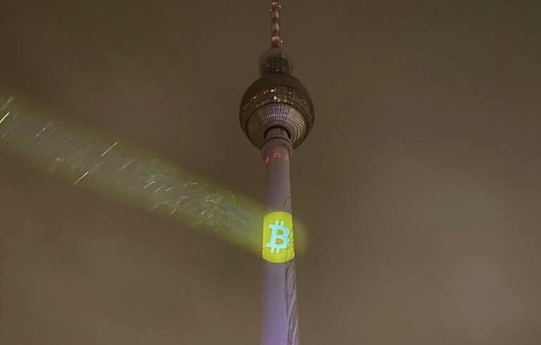 Der Berliner Fernsehturm leuchtet mit einem riesigen Bitcoin-Logo und ein Twitter-Nutzer hat die Verantwortung dafür übernommen
