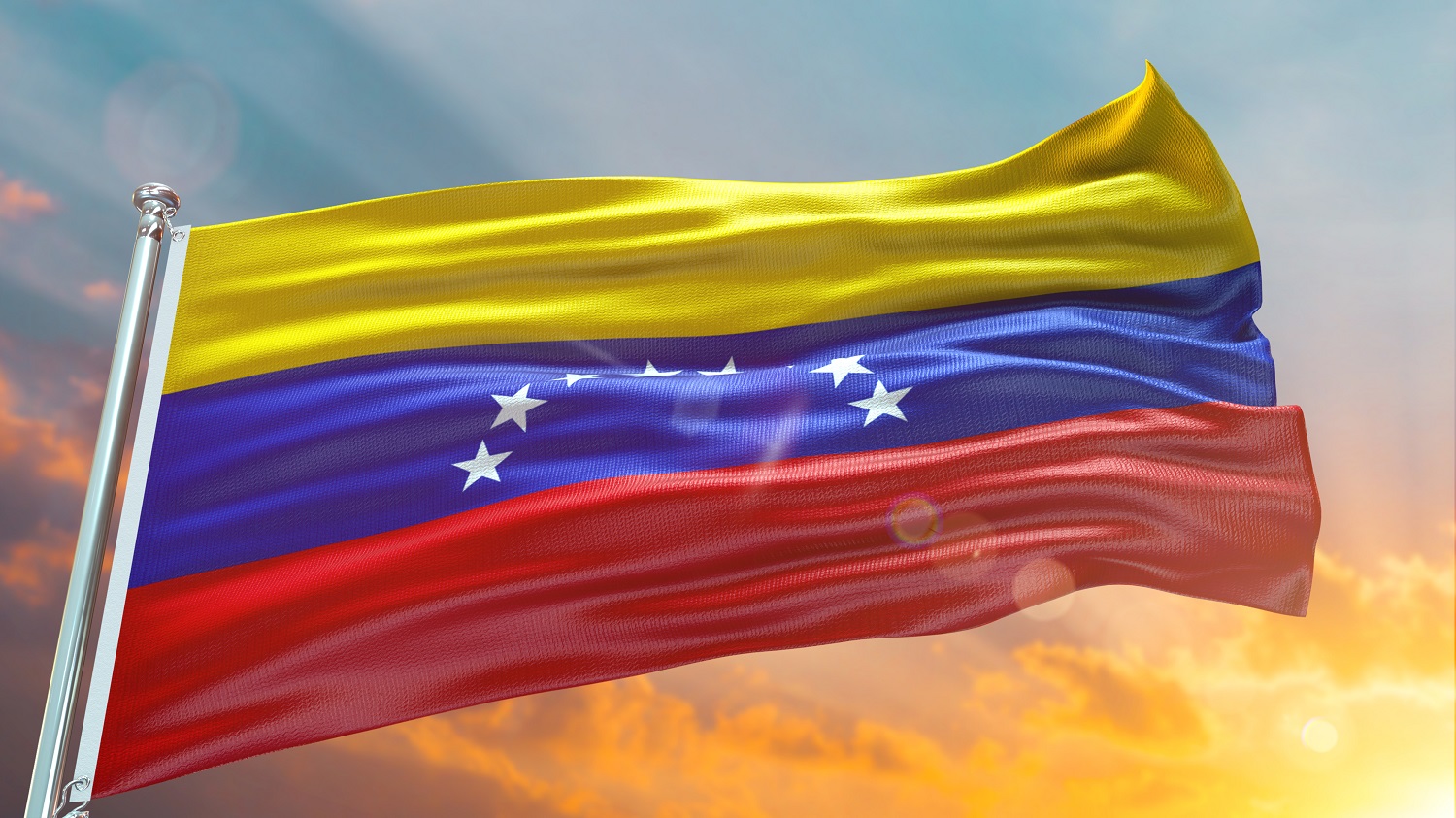 Lá cờ Venezuela vẫy trên bầu trời trên nền hoàng hôn.