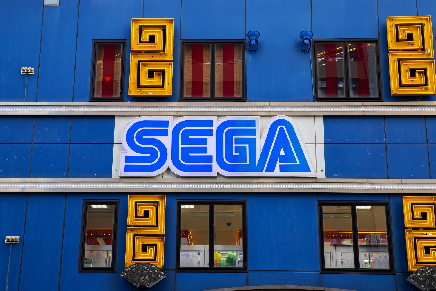 Một tòa nhà có logo Sega trên mặt tiền.