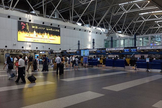 Hành khách đi qua quầy tại Sân bay Quốc tế Thủ đô Bắc Kinh, Bắc Kinh, Trung Quốc.