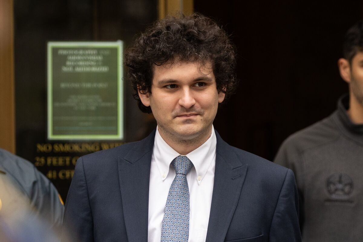 Sam Bankman-Fried quitte le tribunal à New York, aux États-Unis, le 15 juin