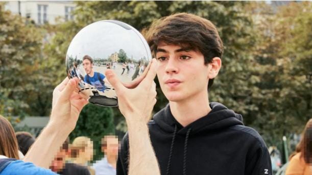 Le dispositif Orb de Worldcoin scanner l'iris pour obtenir une ID numérique unique