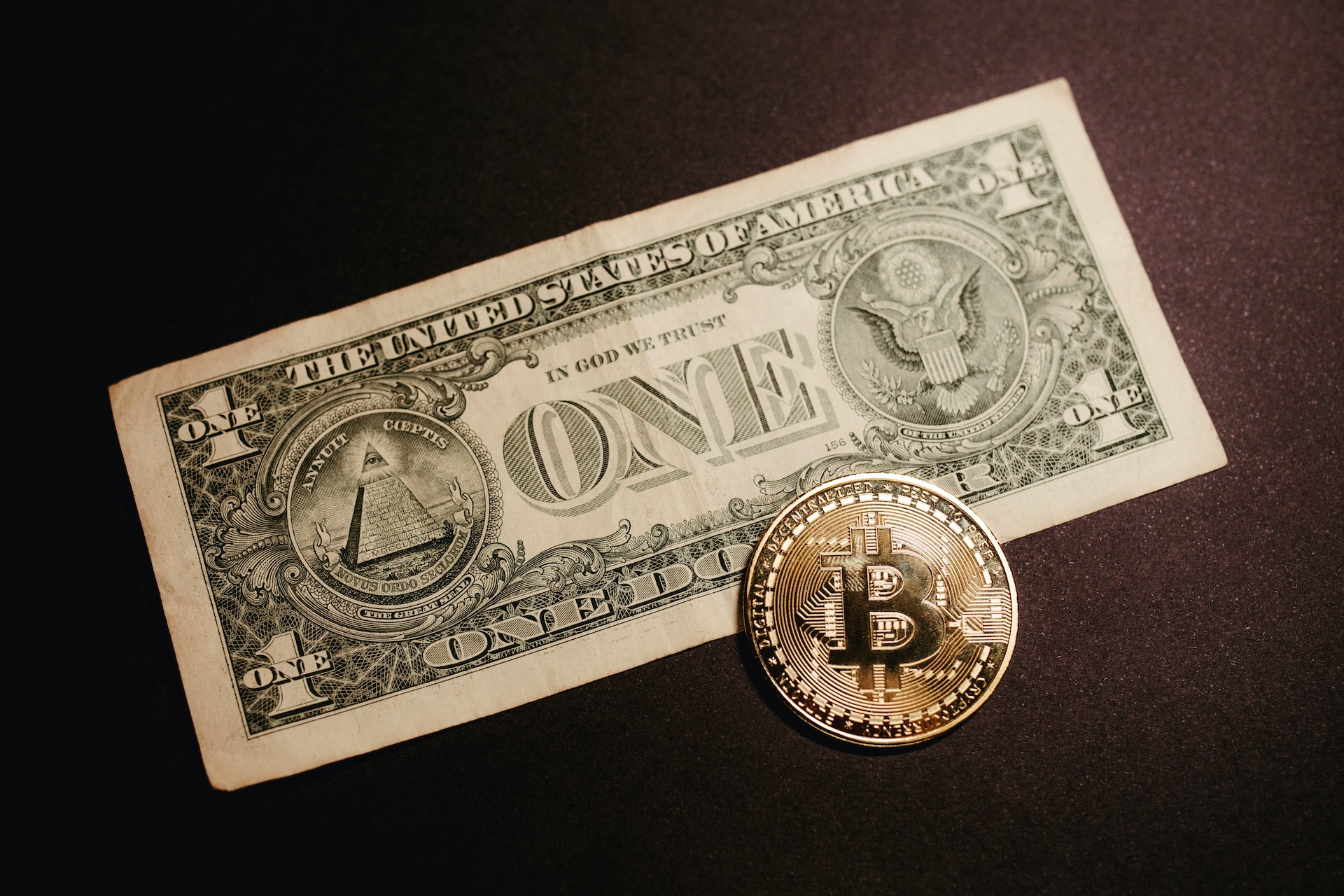 Bitcoin faller etter antydninger om nye renteøkninger
