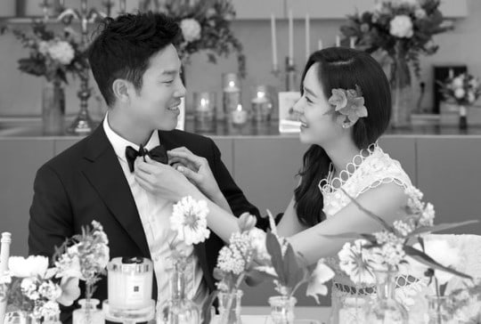 The golfer Ahn Seong-hyun and the singer-actress Sung Yu-ri at their wedding ceremony in 2017.