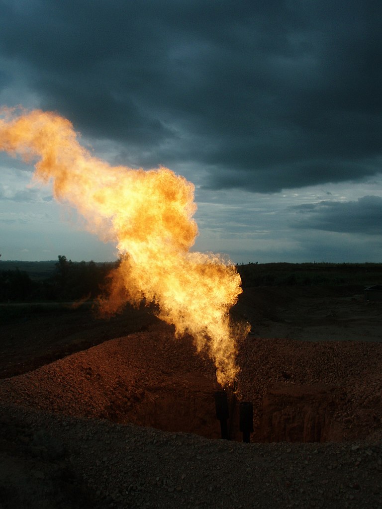 Сжигание природного газа. Огненный взрыв. Факел фото. Пламя от взрыва. Взрыв газопровода в Челябинской области.