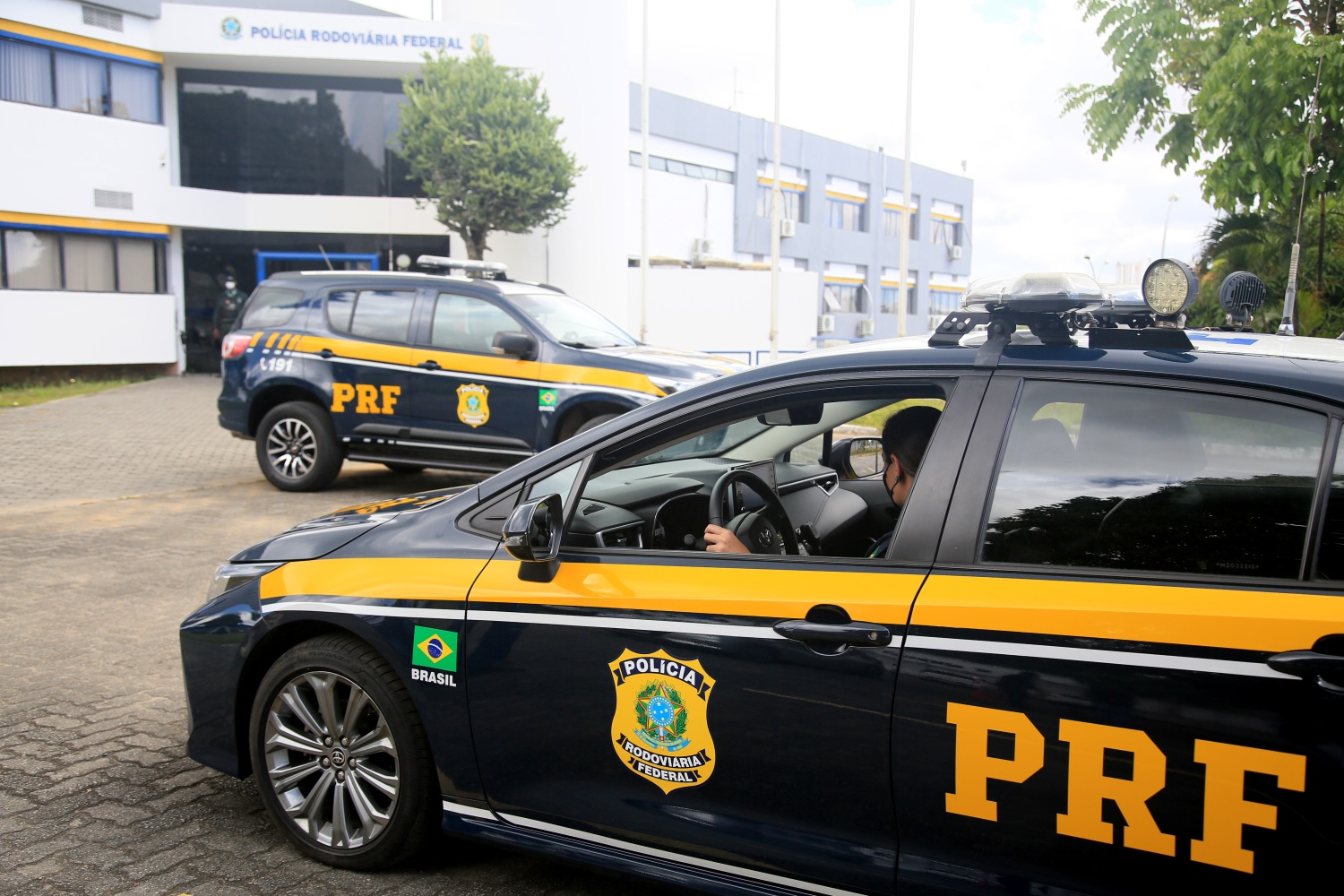 Brazilian Federal Police officers in vehicles.