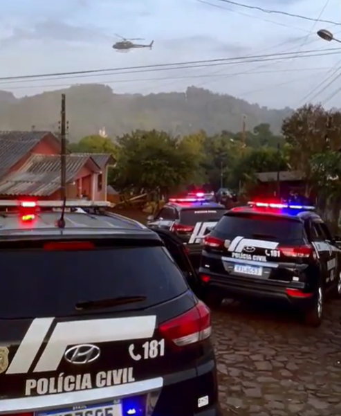Santa Catarina police vehicles at a crime scene.
