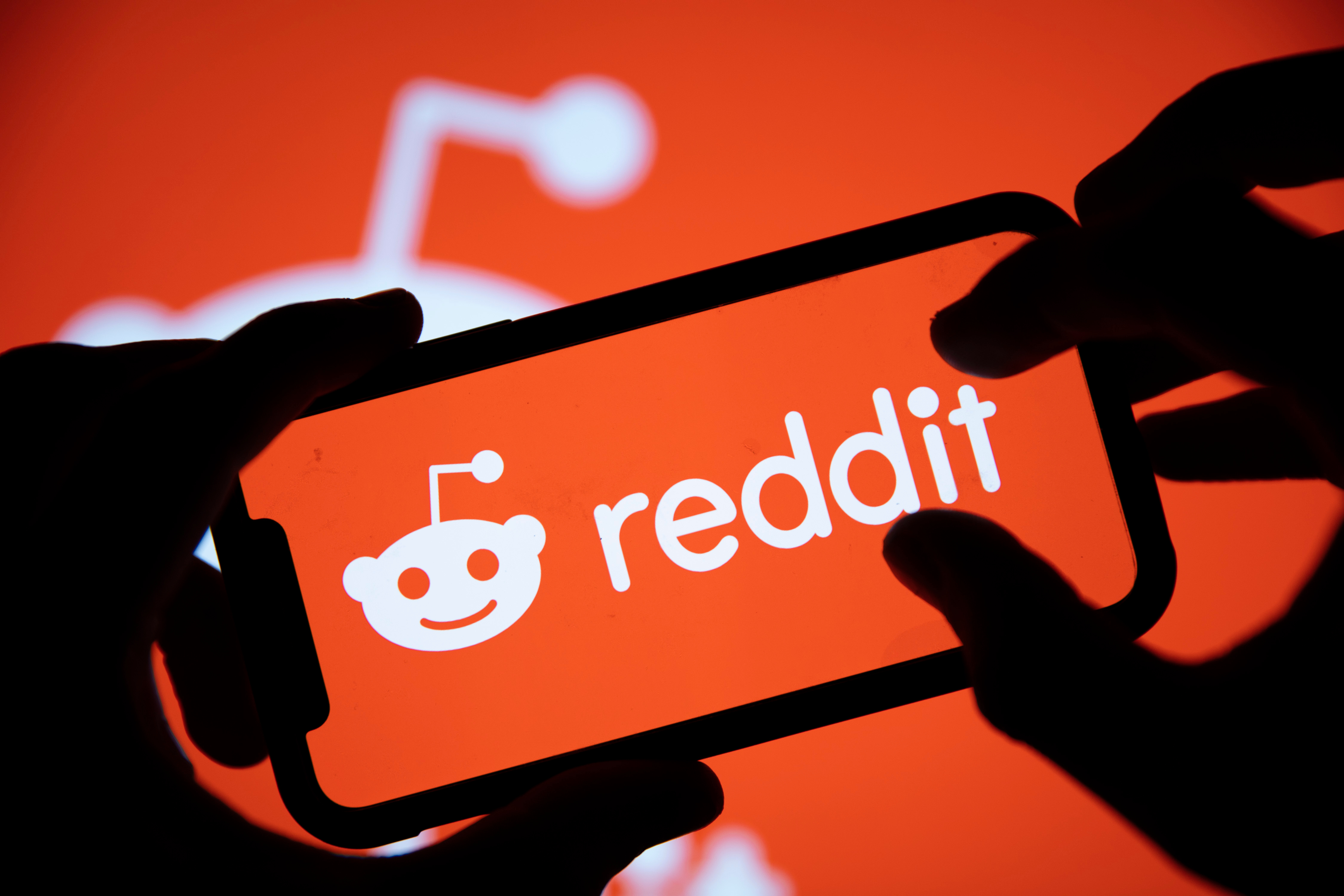 Reddit moderators may have dumped Moon tokens. 