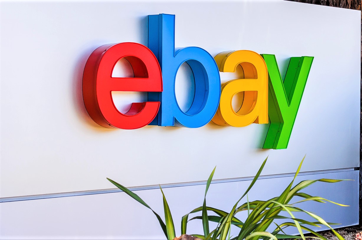 No, eBay non accetta pagamenti con cripto e non ci sta lavorando