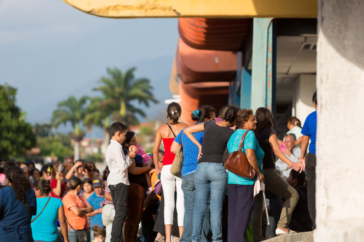 委内瑞拉可接受石油币的商店外头出现排长队及更多新闻