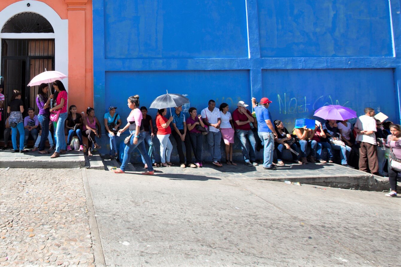 الفنزويليون يتدفقون إلى المتاجر لصرف مدفوعات البيترو