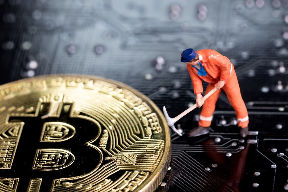 Grossi miners mettono pressione sui quelli più piccoli prima dell’halving di Bitcoin