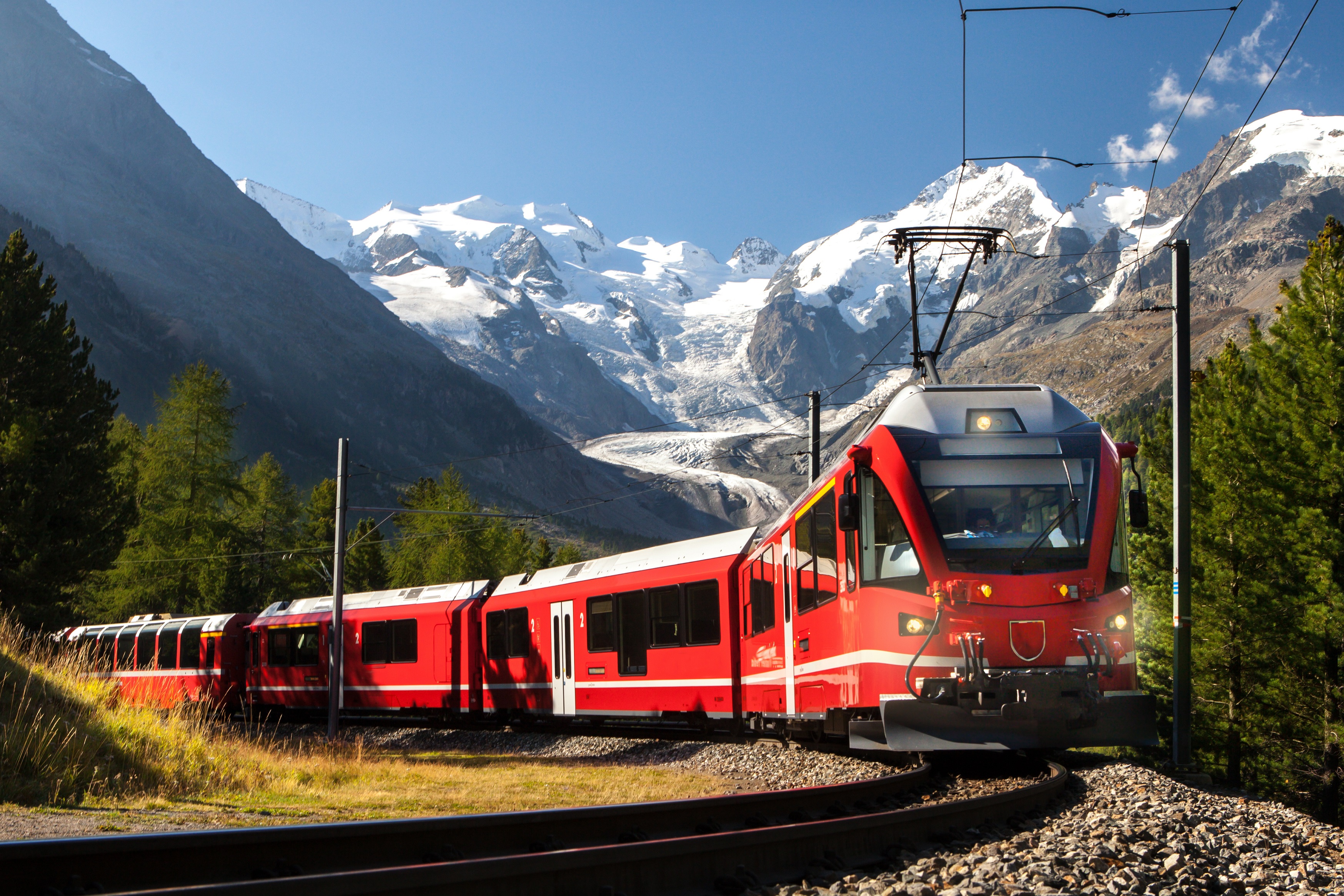 Пребывающий поезд. Бернина экспресс Швейцария. Поезд Бернина экспресс. Гора Бернина в Швейцарии. Железная дорога в Швейцарии.