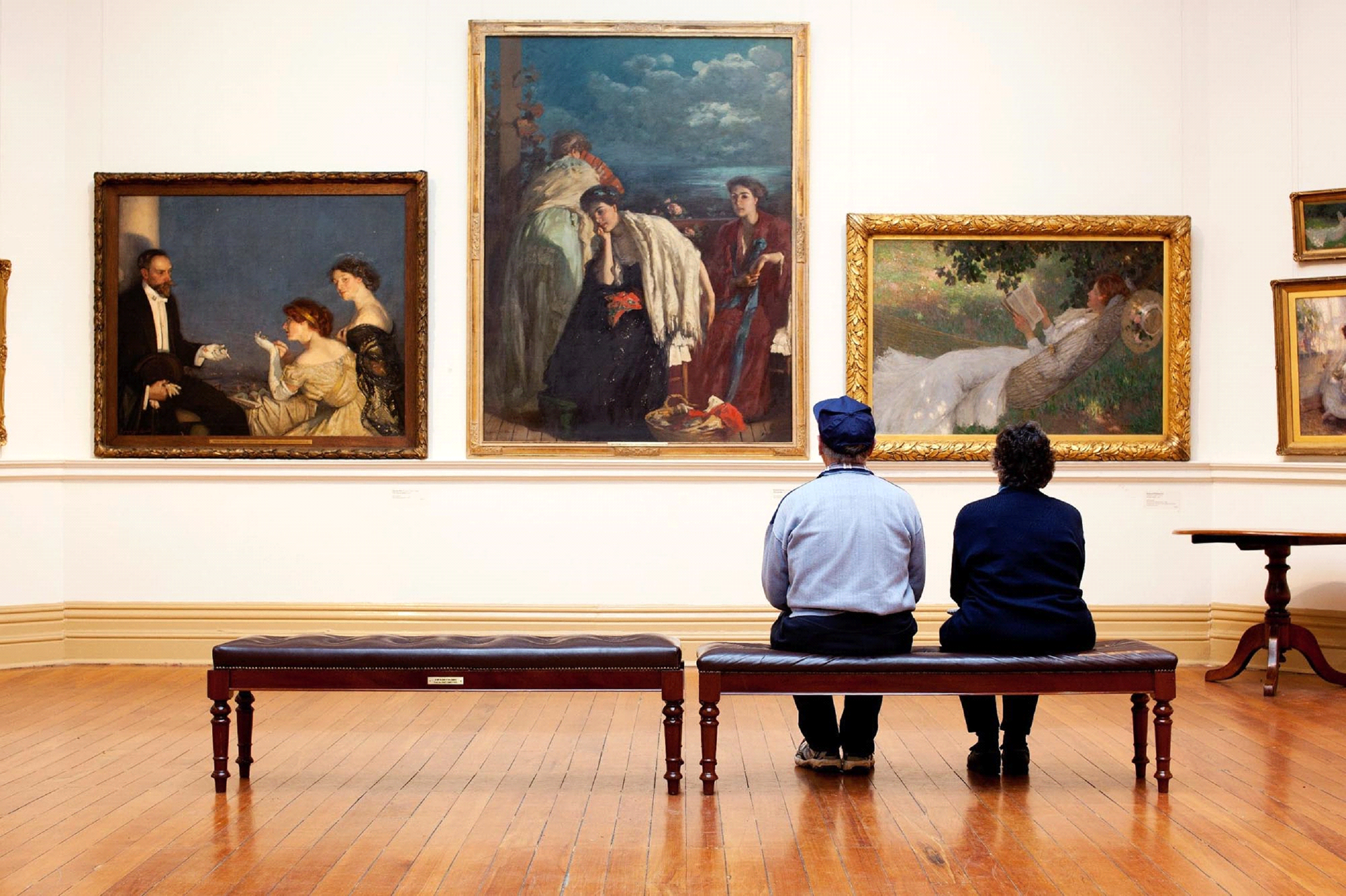 Перед какой картиной. Картина в музее. Люди в галерее. Люди смотрят на картину в музее. Человек смотрит на картину.