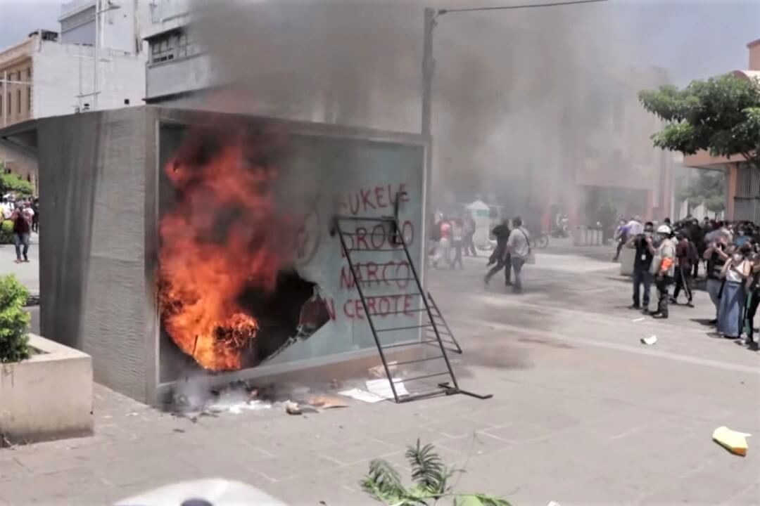 Milhares se juntaram à marcha anti-Bitcoin em El Salvador, ATM de BTC é destruída