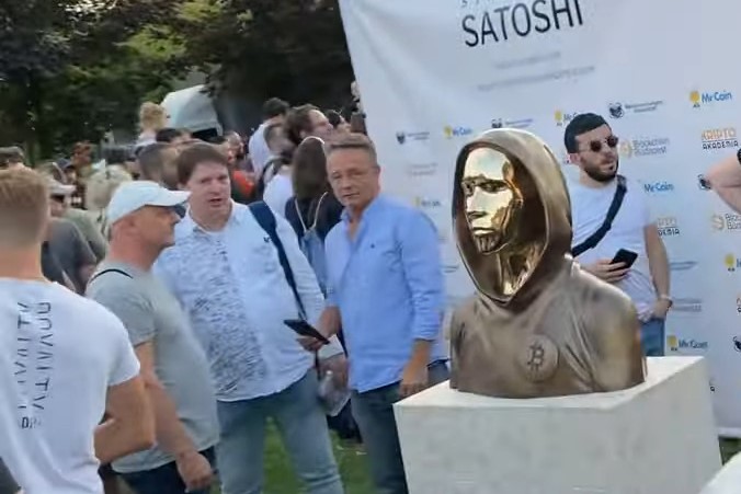 Satoshi é homenageado em Budapeste com estátua e ‘segredo’ dentro