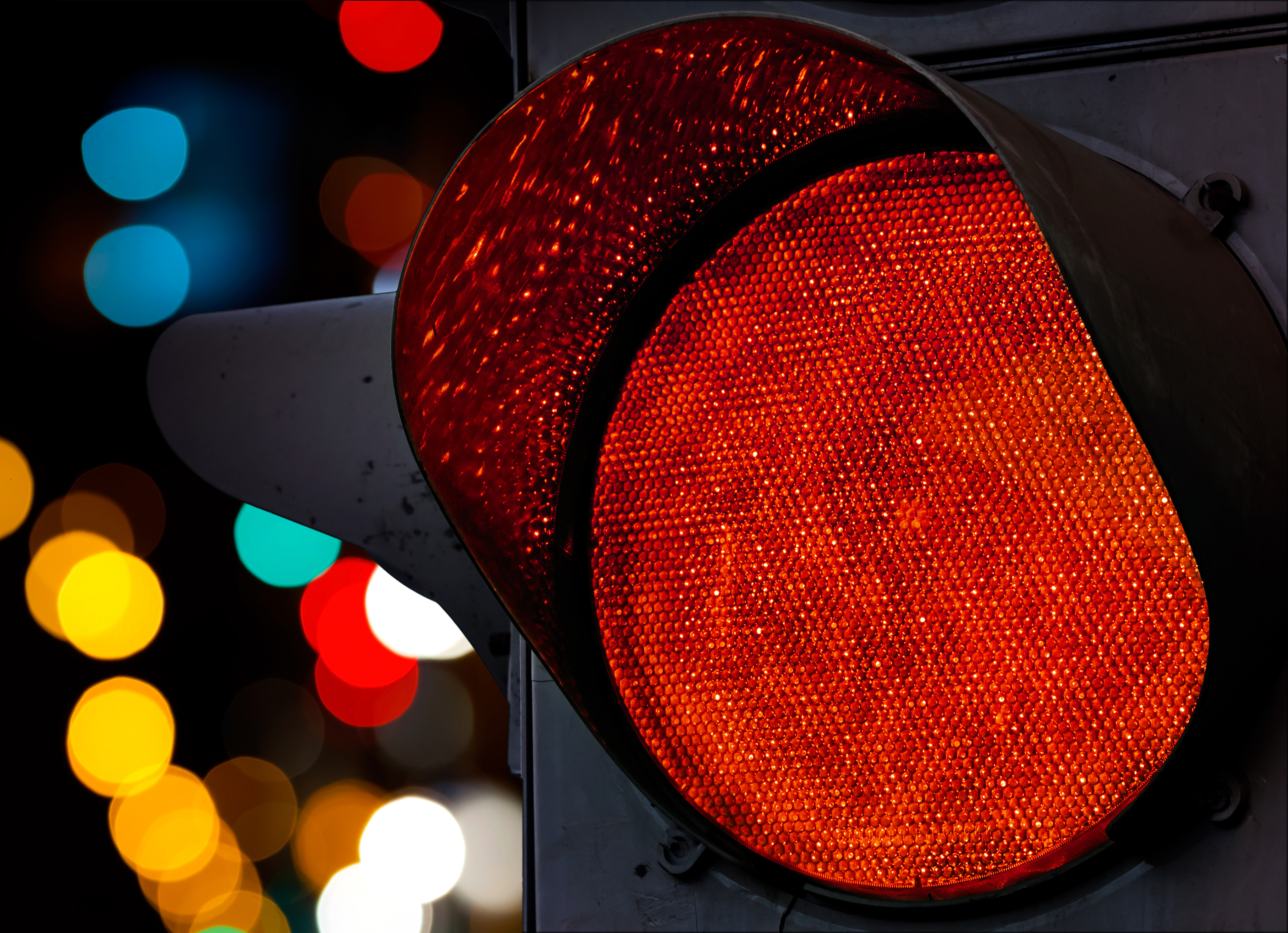 Traffic light red. Красный светофор. Красный цвет светофора. Свет светофора. Пешеход на красный свет.