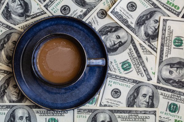 Криптоинвестор дал «на чай» официантке 3 тысячи долларов, чтобы «вернуть их сообществу»