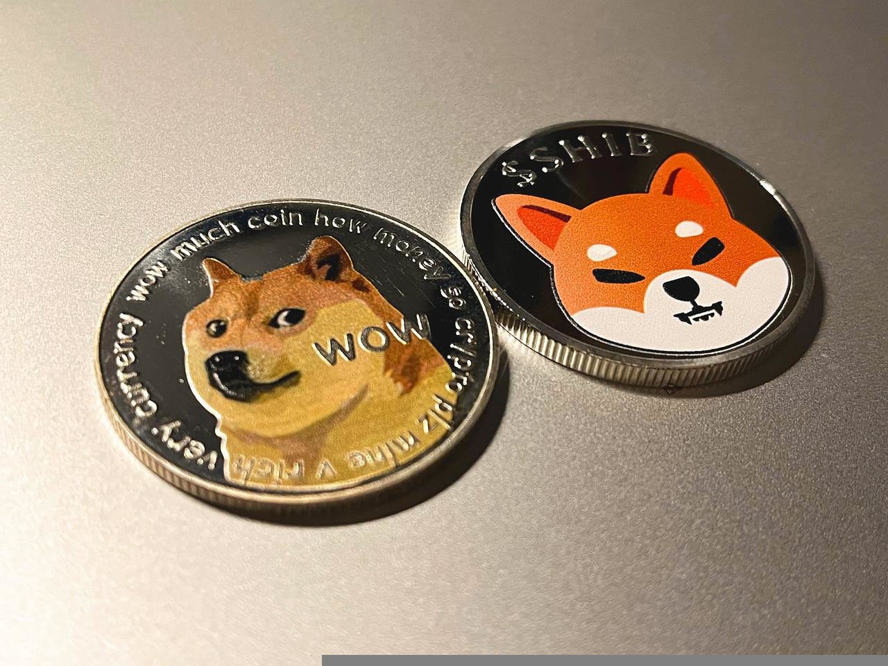mejors shitcoins DOGE y SHIB
