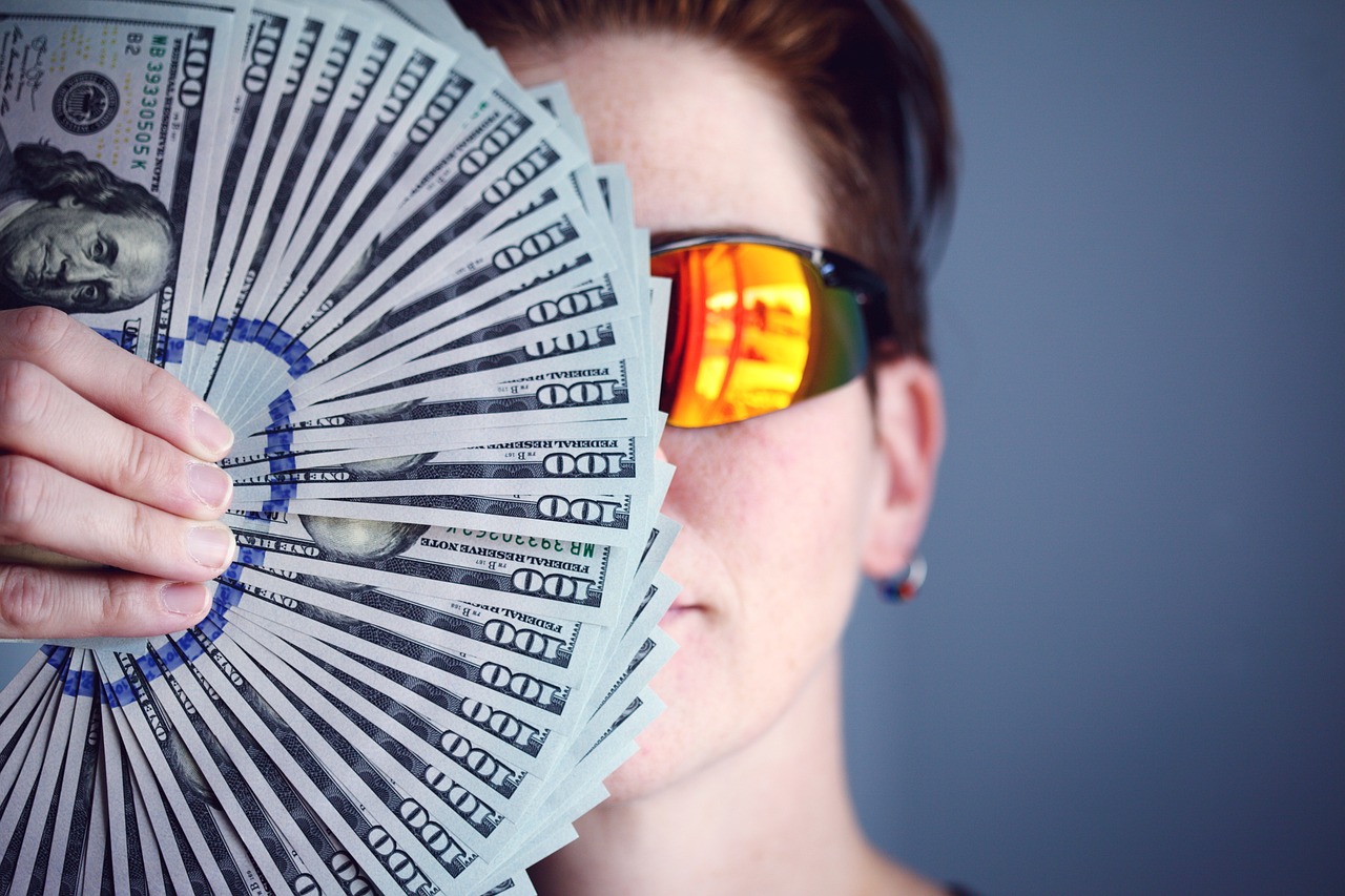 Frau zeigt Geld