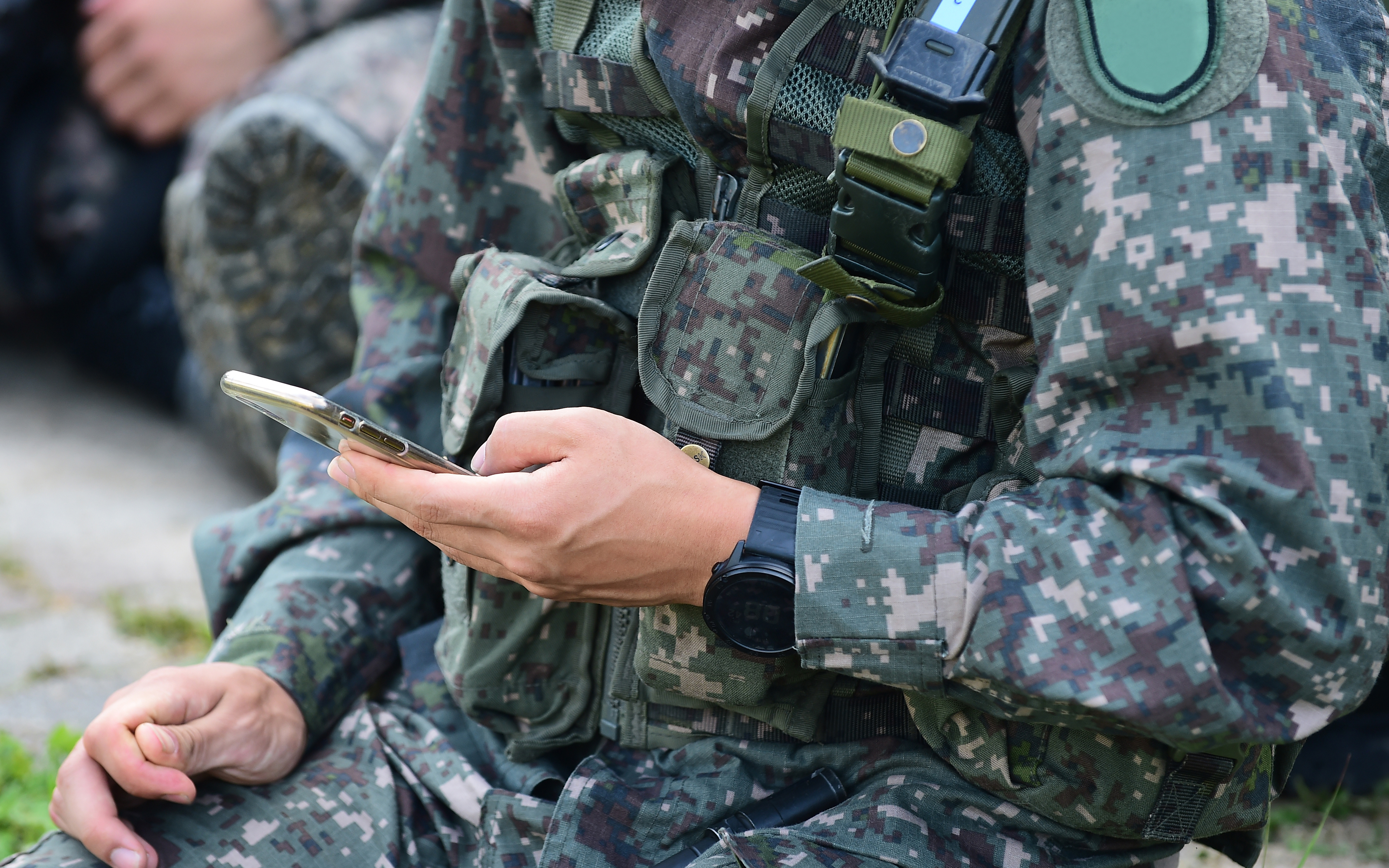 Южнокорейский солдат продавал поддельные билеты на концерты, чтобы заработать на покупку криптовалюты