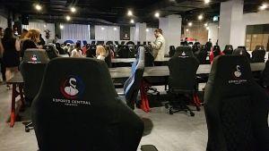 Une des salles de jeux d'Esports Central / Photo: Cryptonews / David Nathan