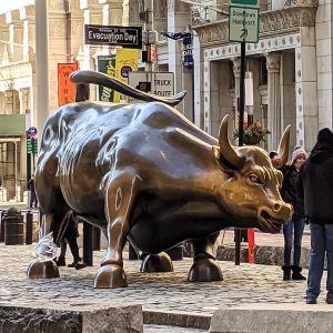 La statue Charging Bull par Arturo Di Modica devant la Bourse de New York à Manhattan