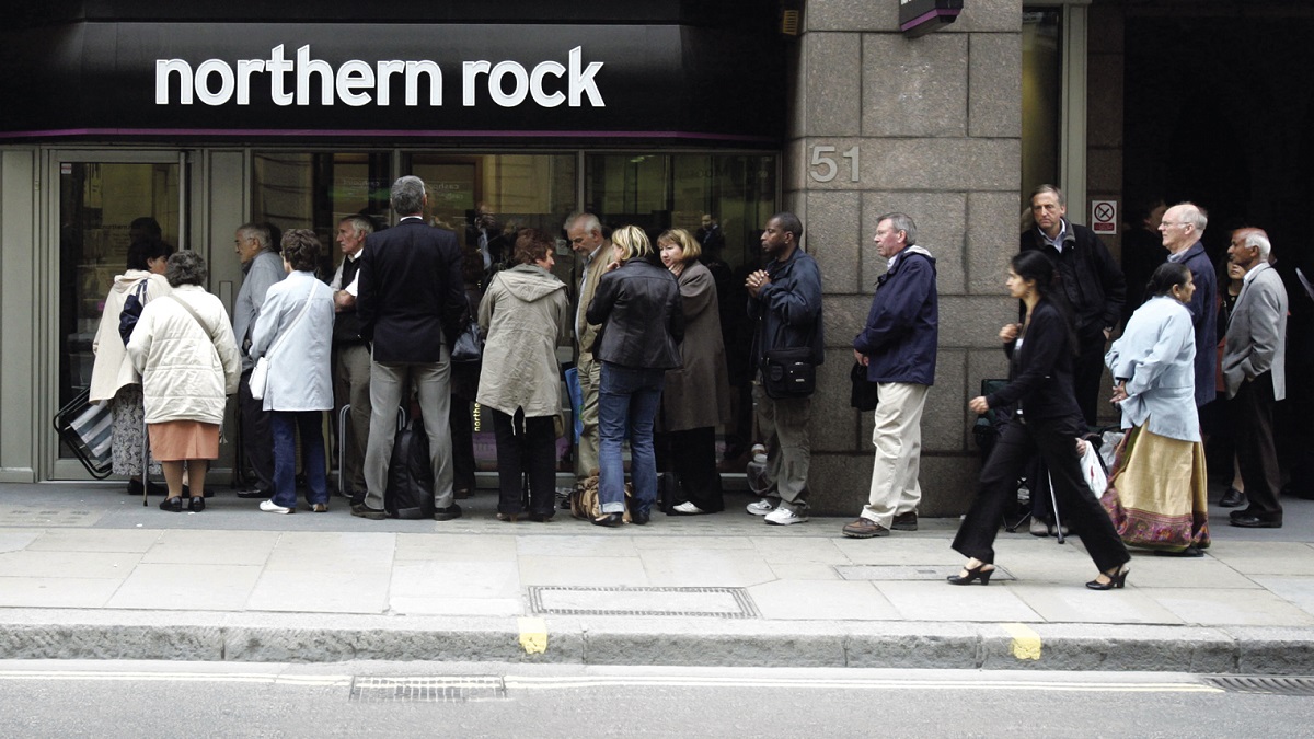 People queuing to get cash during the 2008 crisis