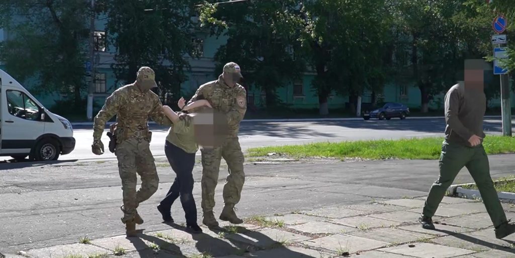 Russian agents take a suspect they think sent crypto to Ukraine’s armed forces to an FSB station.