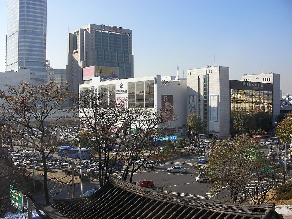 Seul, Güney Kore'deki Dongdaemun Pazarı'ndaki alışveriş merkezleri.