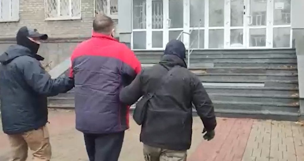 Russian FSB officials detain a man charged with sending funds to the ‘digital wallets’ of the Armed Forces of Ukraine.