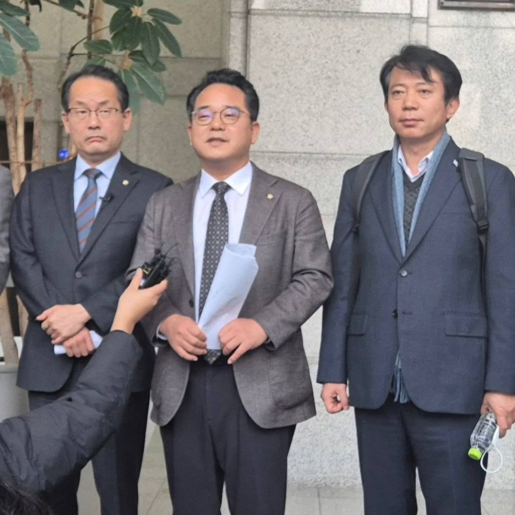 The Democratic Party lawmaker Min Byoung-dug (center).