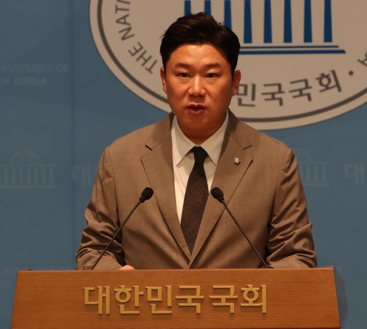 The South Korean lawmaker Jin Jong-oh speaking in the National Assembly earlier this month.
