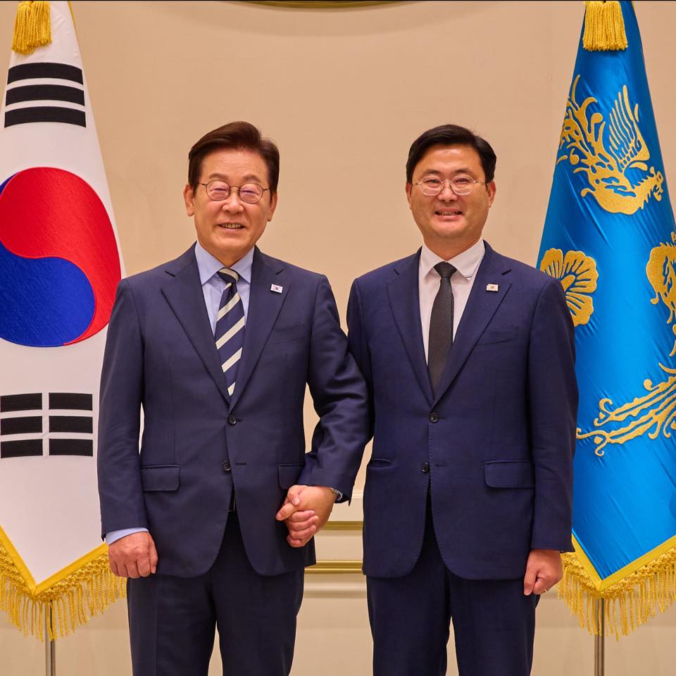 The lawmaker Lee Jong-mun (right), the head of the Democratic Party’s new crypto task force, with President Lee Jae-myung (left) last month.