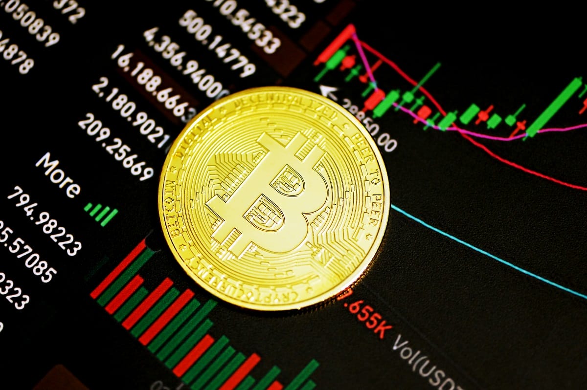 El precio de Bitcoin se desploma hasta los 8,900 dólares en BitMEX – Estos son los motivos
