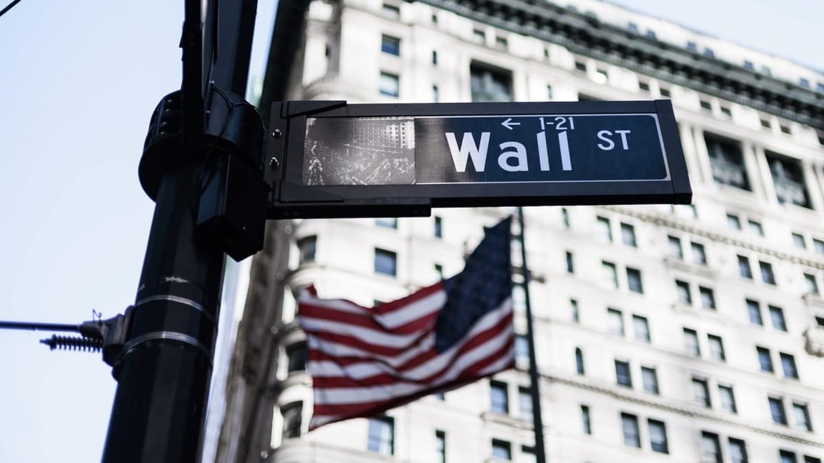 Wall Street cerró al alza y Bitcoin volvió a subir, mientras la FED mantiene los tipos de interés