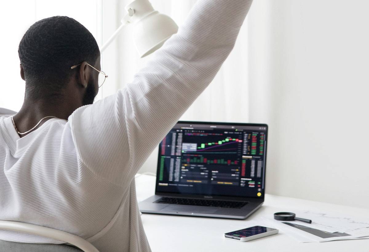 Trader cripto invierte en IA con retornos de inversión por 17 millones