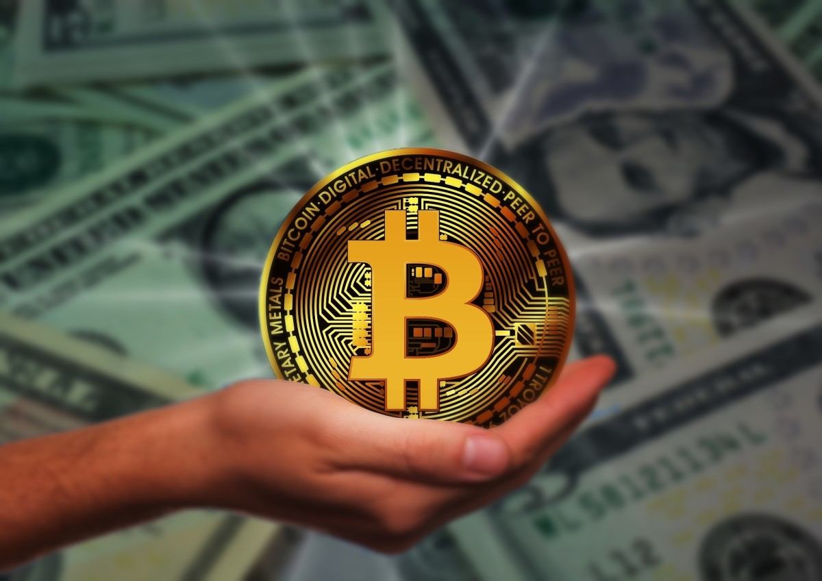 Precio de Bitcoin se consolida en $112,000 y busca ruptura