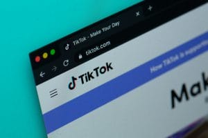 Câmara dos EUA avança projeto para banir o TikTok do país