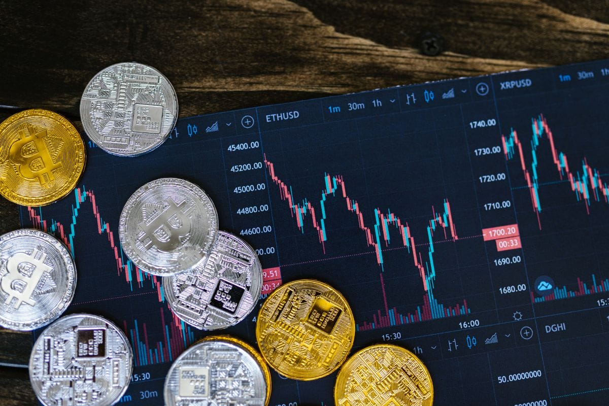 Bitcoin e Ethereum sofrem correção de 8% com realização de lucros de traders