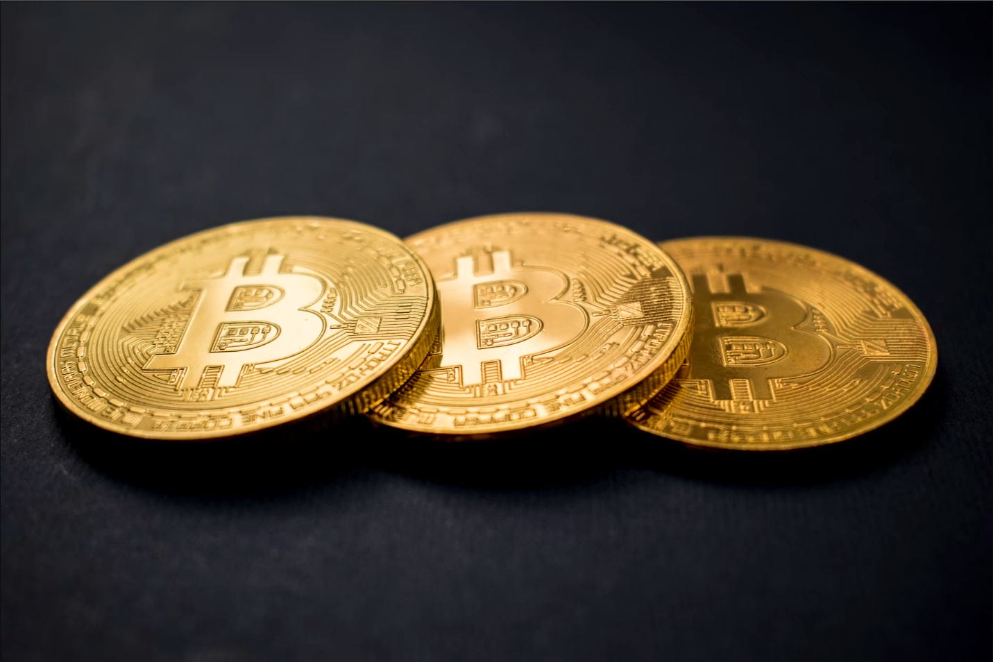 Bitcoin tem leve alta após movimentação de US$ 2 bi do governo dos EUA