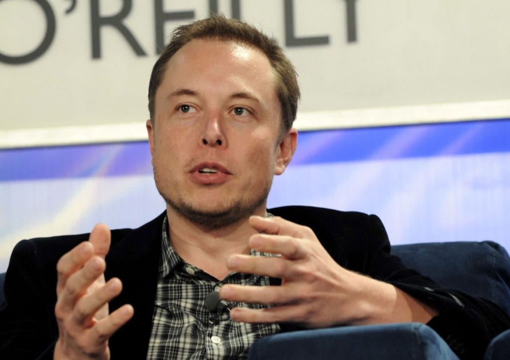 Musk desafia Moraes e é multado em R$ 100 mil por dia