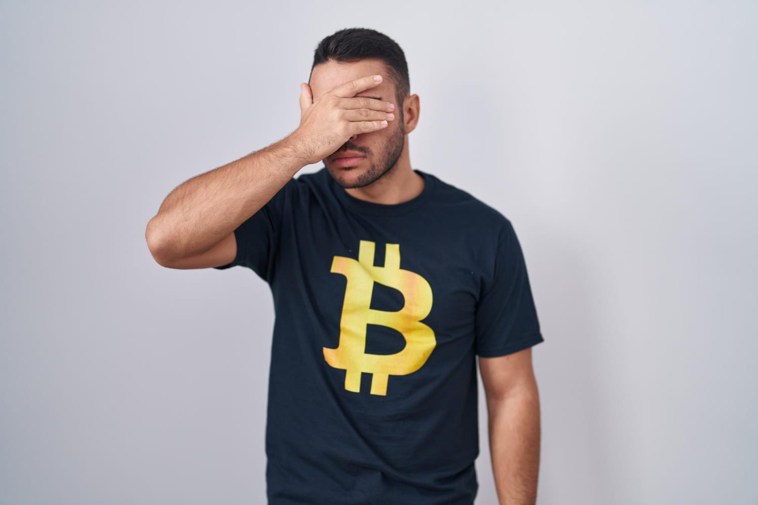 Bitcoin cai para marca de US$ 62 mil faltando poucos dias para o halving
