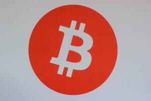 Bitcoin intensifica queda para US$ 61 mil e ameaça romper linha de suporte