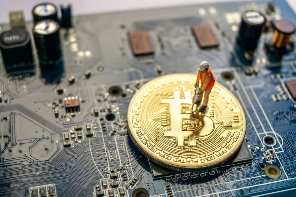 Receita diária dos mineradores de Bitcoin cai para a mínima do ano