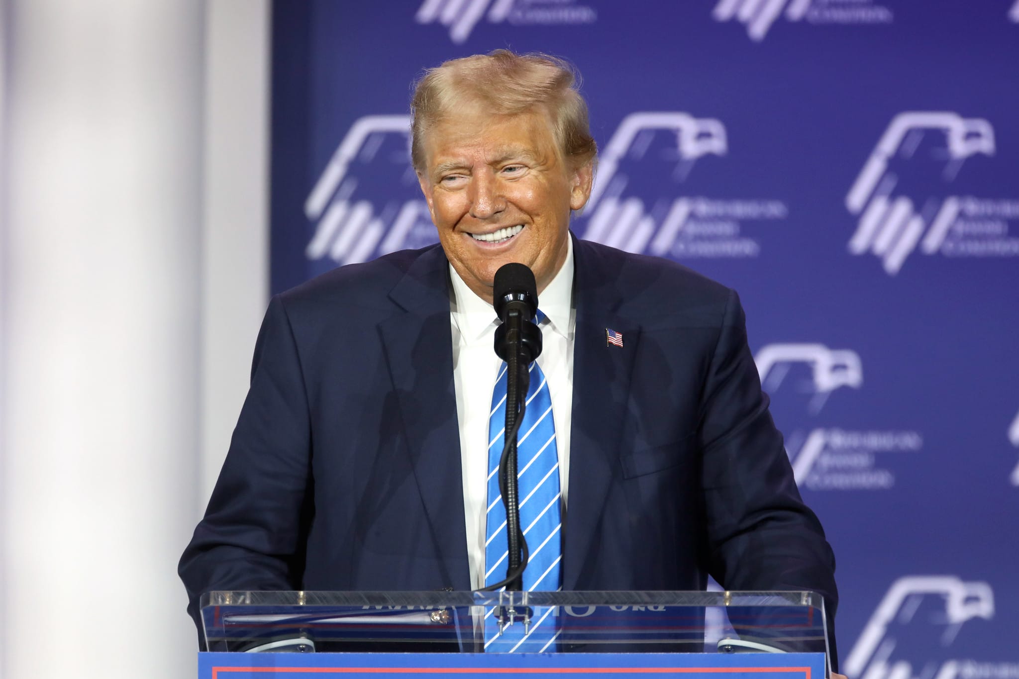 Trump volta a endossar memecoin própria, e token cresce 10%