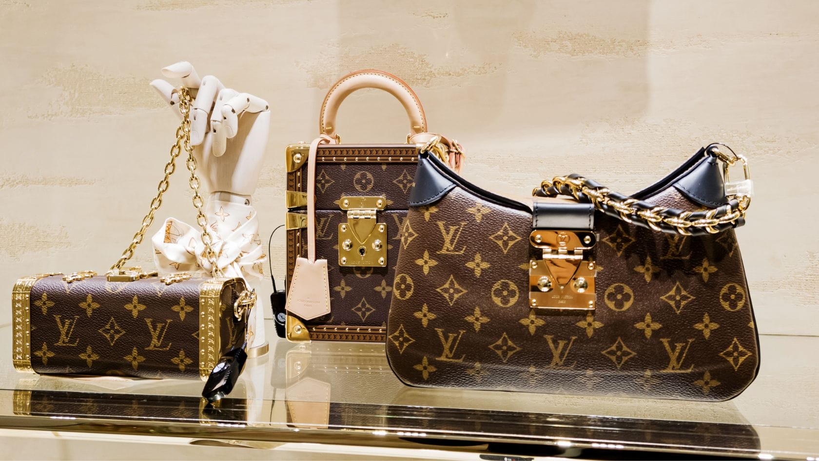 Louis Vuitton -laukkuja kaupan hyllyllä.