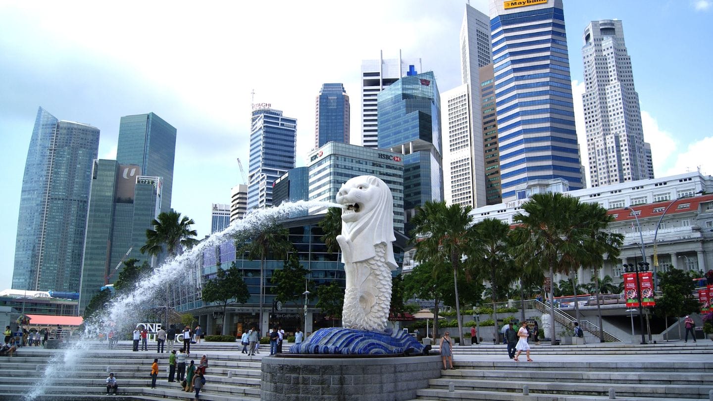 Singapore panostaa nyt digitalouden kehitykseen. Kuva kaupunkivaltion keskustasta, jossa kuuluisa Merlion-patsas ja pankkimaailman pilvenpiirtäjiä taustalla.
