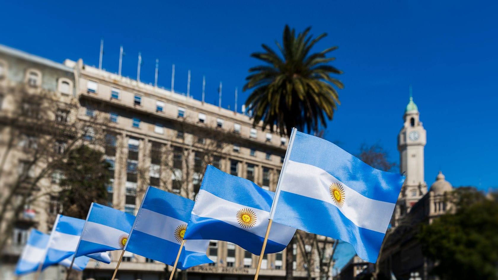 Argentiina saa kryptolouhintaa osakseen. Kuvassa Argentiinan lippuja.