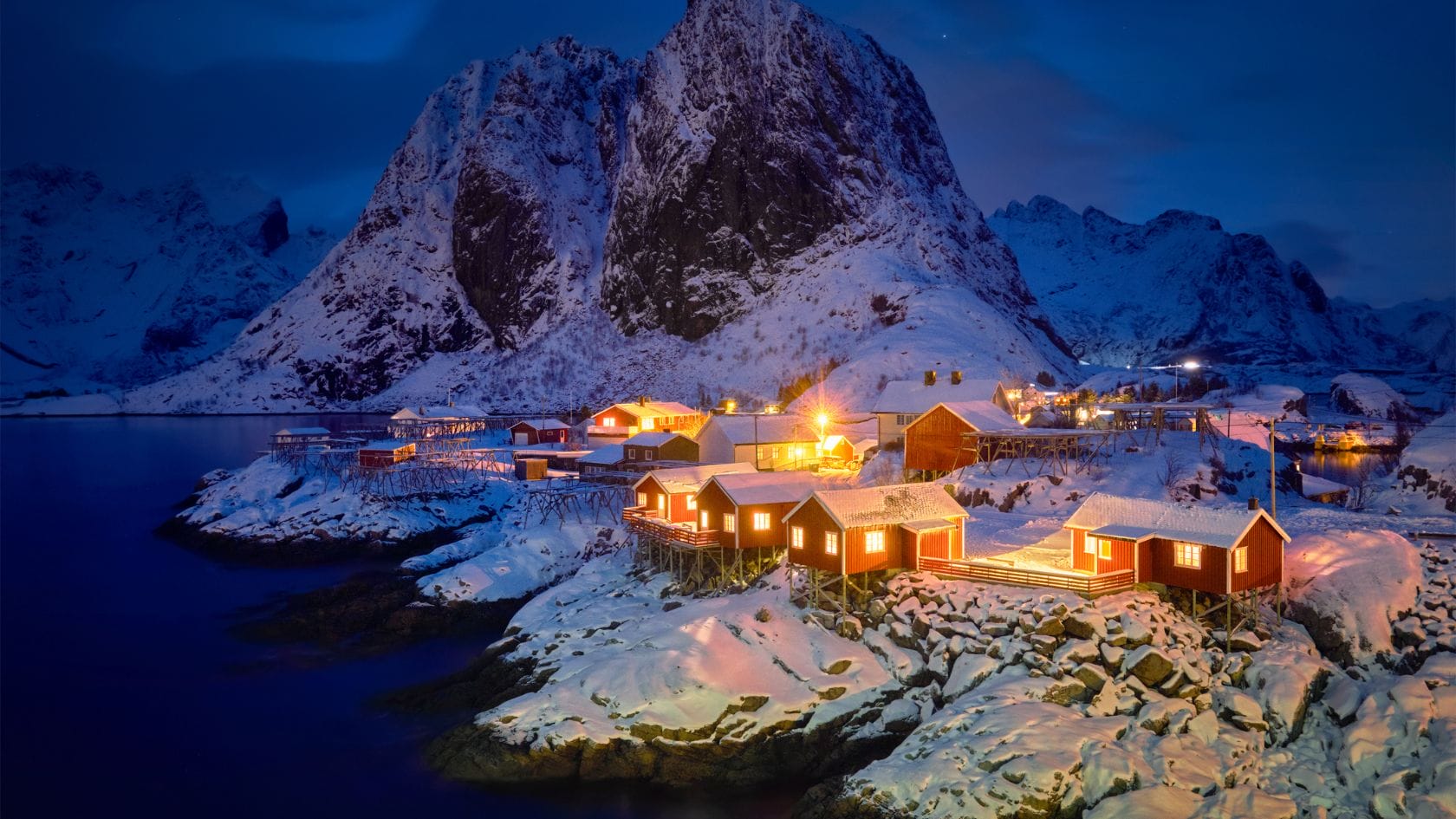 Norja haluaa suitsia Bitcoin-louhintaa. Kuvassa Hamnoyn kylä Lofooteilla Pohjois-Norjassa. Kryptojen louhinta kuluttaa lähes yhtä paljon sähköä kuin koko Lofoottien piirikunta, jossa arvioidaan asuvan 24 500 asukasta.